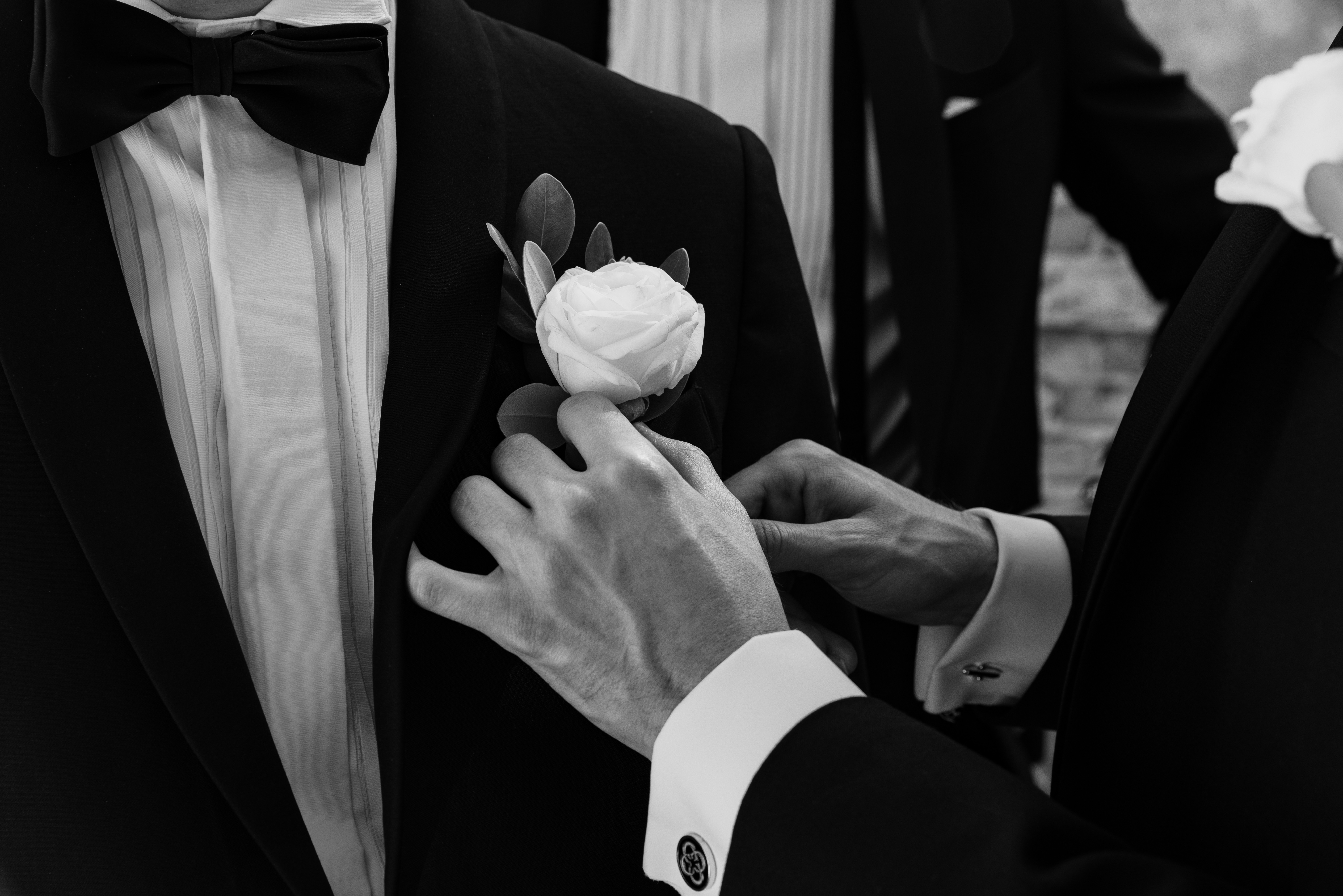 bild på en brudgums corsage