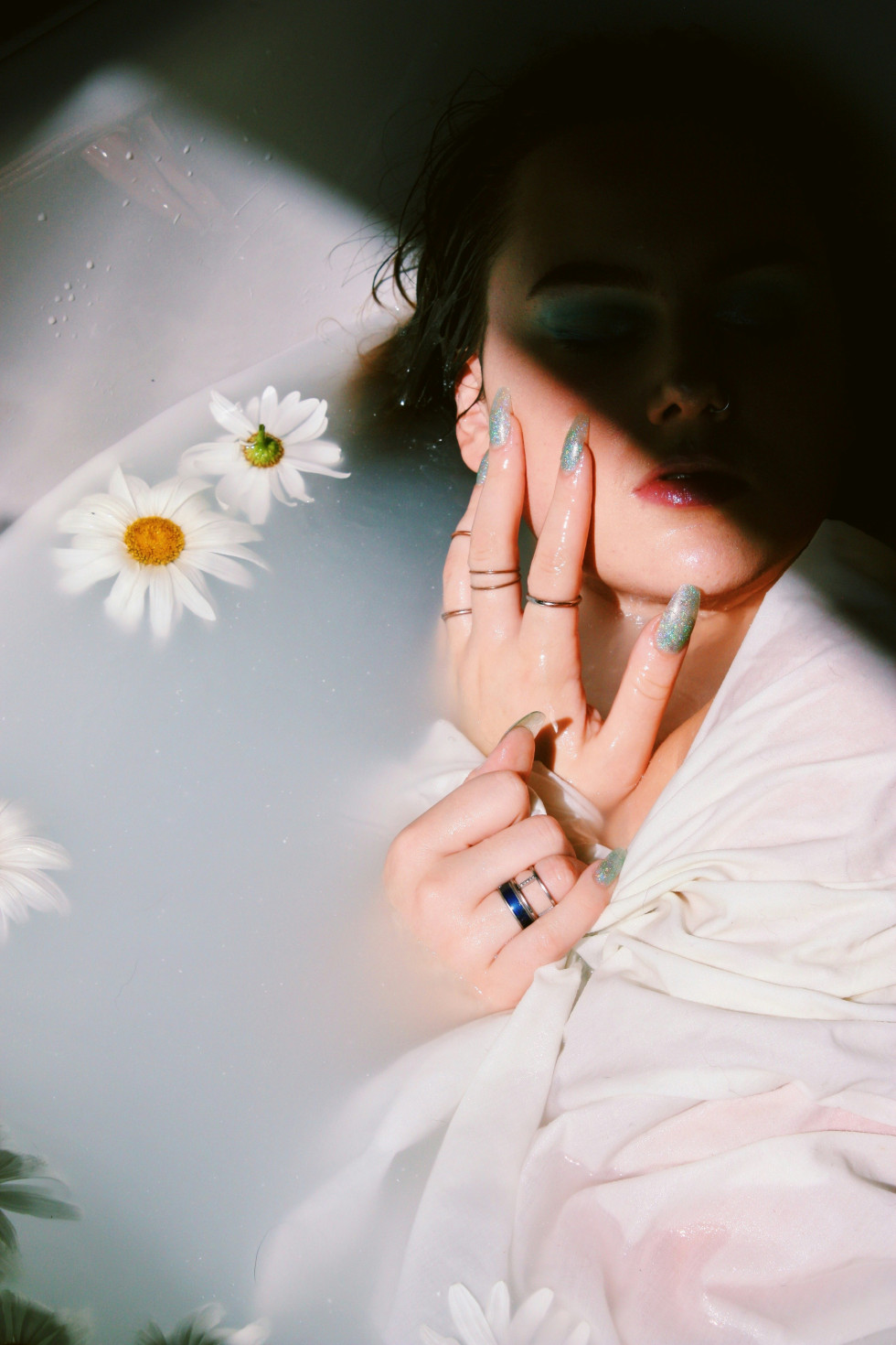 Välmanikyrerade bröllopsnaglar med elegant design inför den stora dagen