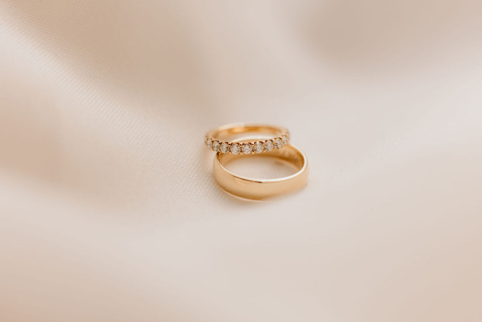 Bröllopsring som symboliserar kärlek och livslångt engagemang