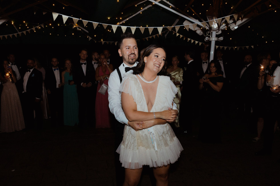 Brudparet framför en vacker, koreograferad bröllopsvals inför imponerade gäster.