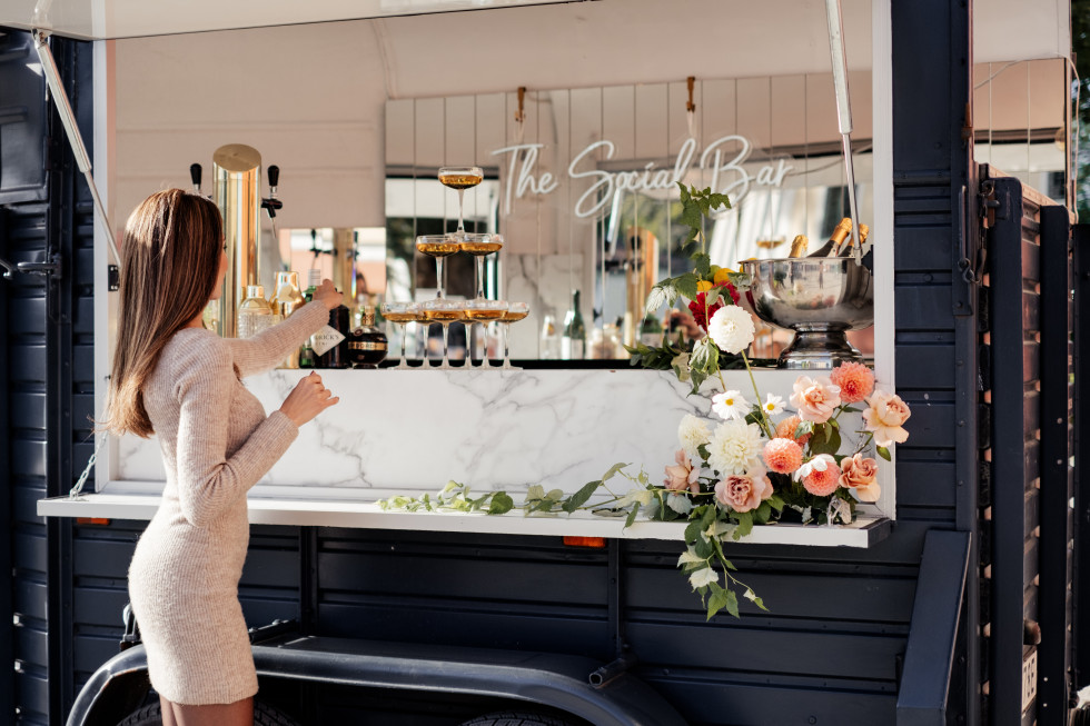 Gäster njuter av champagne och bubblande drycker vid den eleganta bubbelbaren under bröllopsfesten.