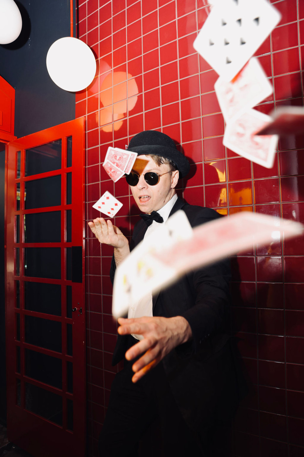 Trollkarl imponerar publiken med ett korttrick under festens magishow