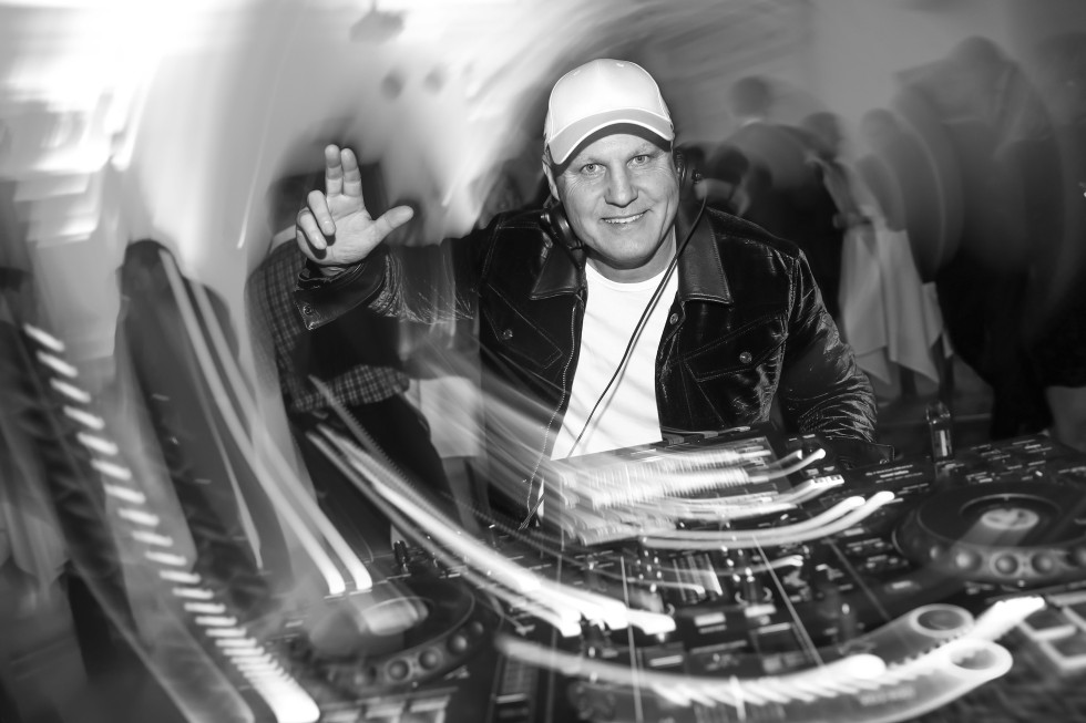 En DJ spelar energisk musik och får bröllopsgästerna att dansa hela natten på bröllopsfesten.