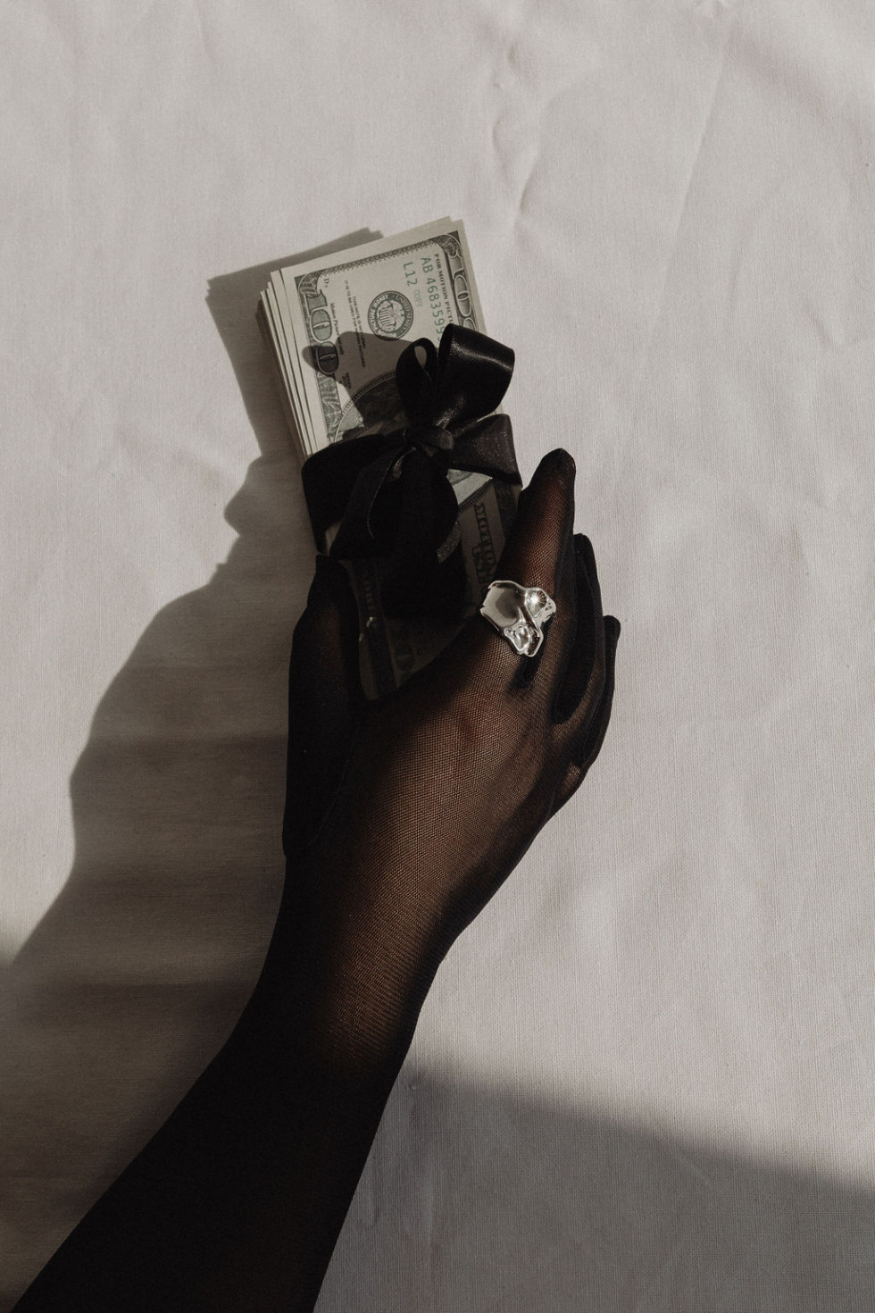 bild på en hand och pengar