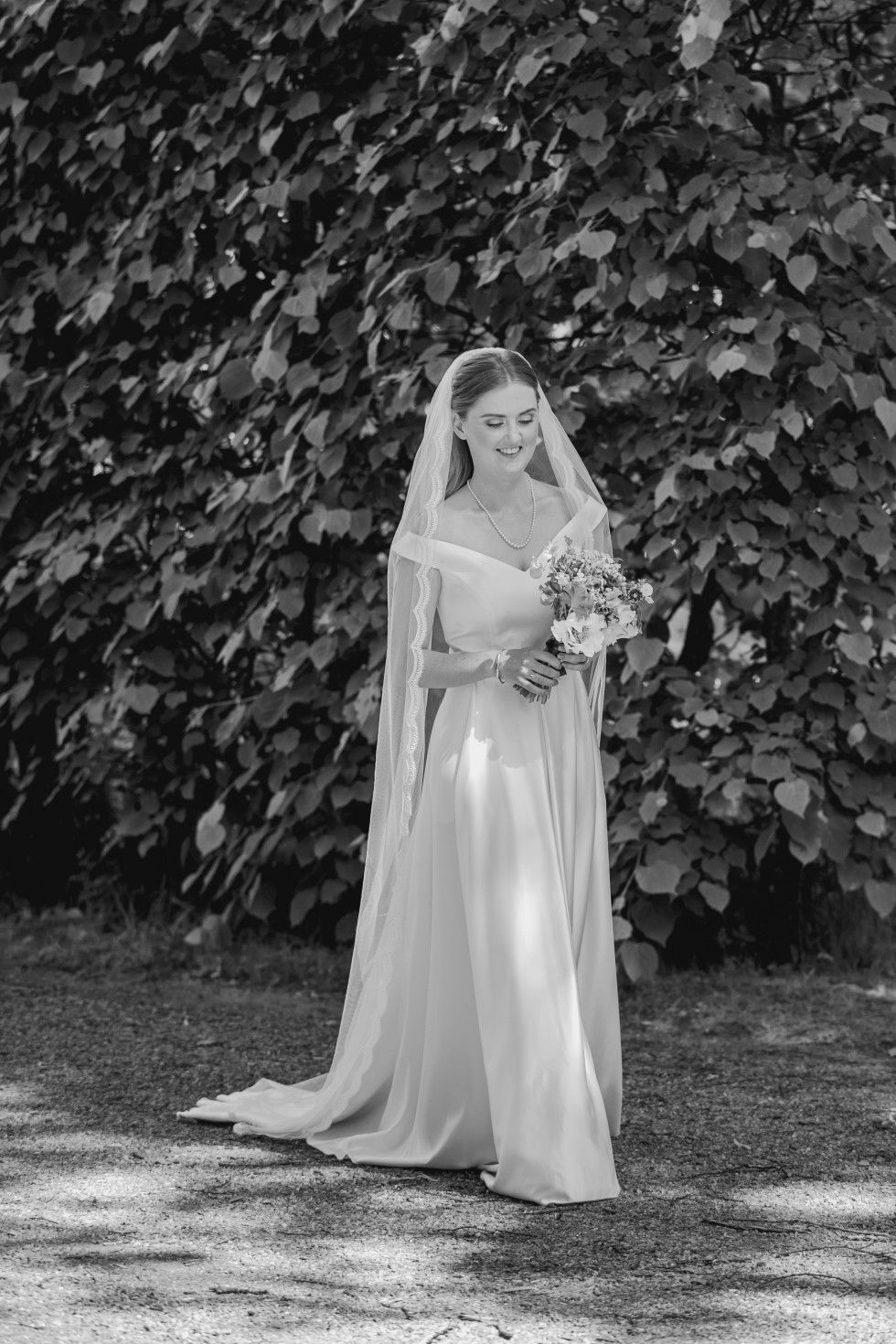 en brud med brudbukett