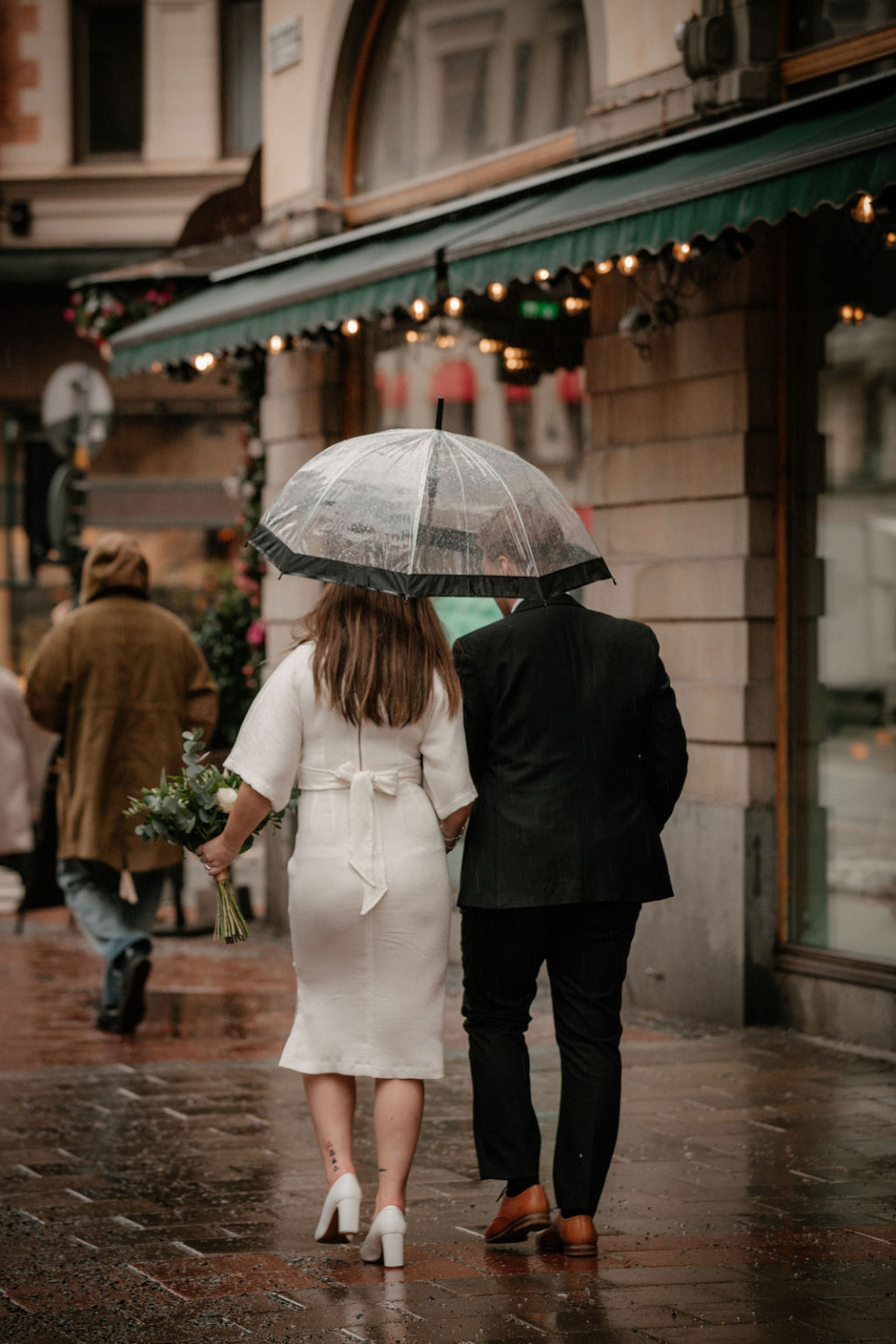 ett bröllopspar med paraply