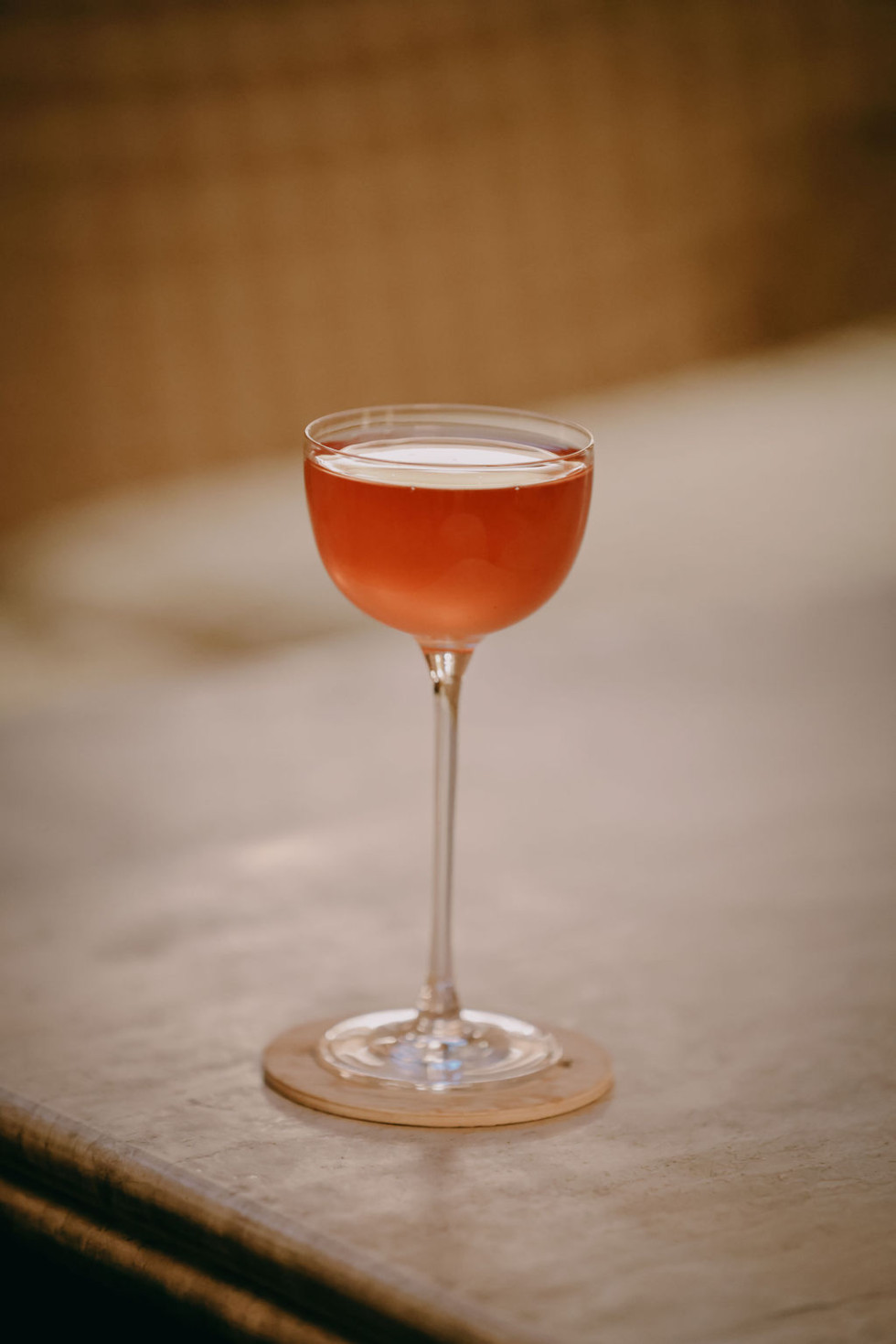 Elegant bröllopsdrink uppställd på ett rustikt bord, perfekt för en festlig bröllopsfest.