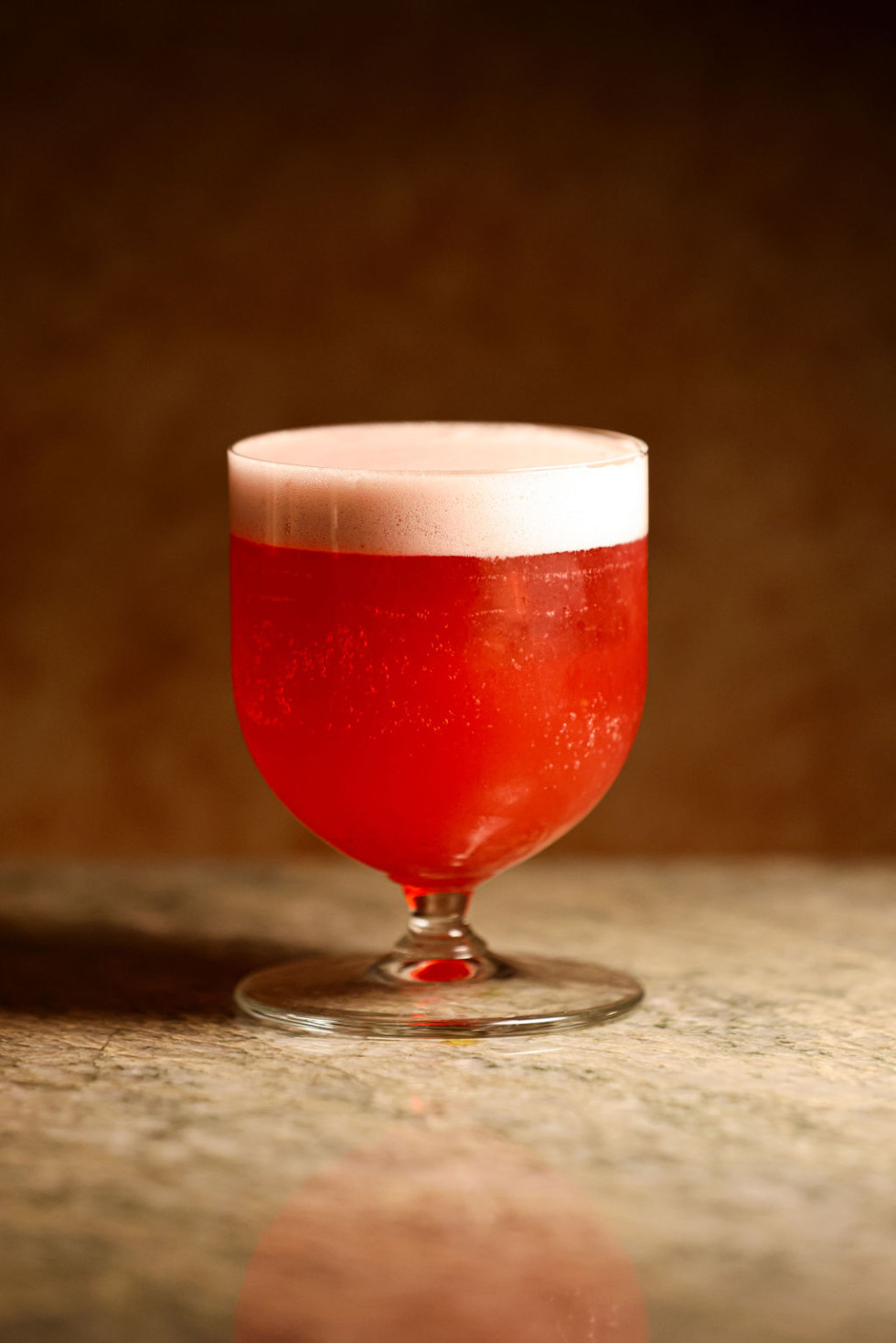 Färgglad cocktail serverad på ett fint bord under en bröllopsfest.