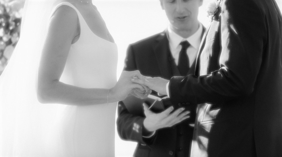 Par gifter sig under vigselceremoni – symbol för äktenskap efter godkänd hindersprövning