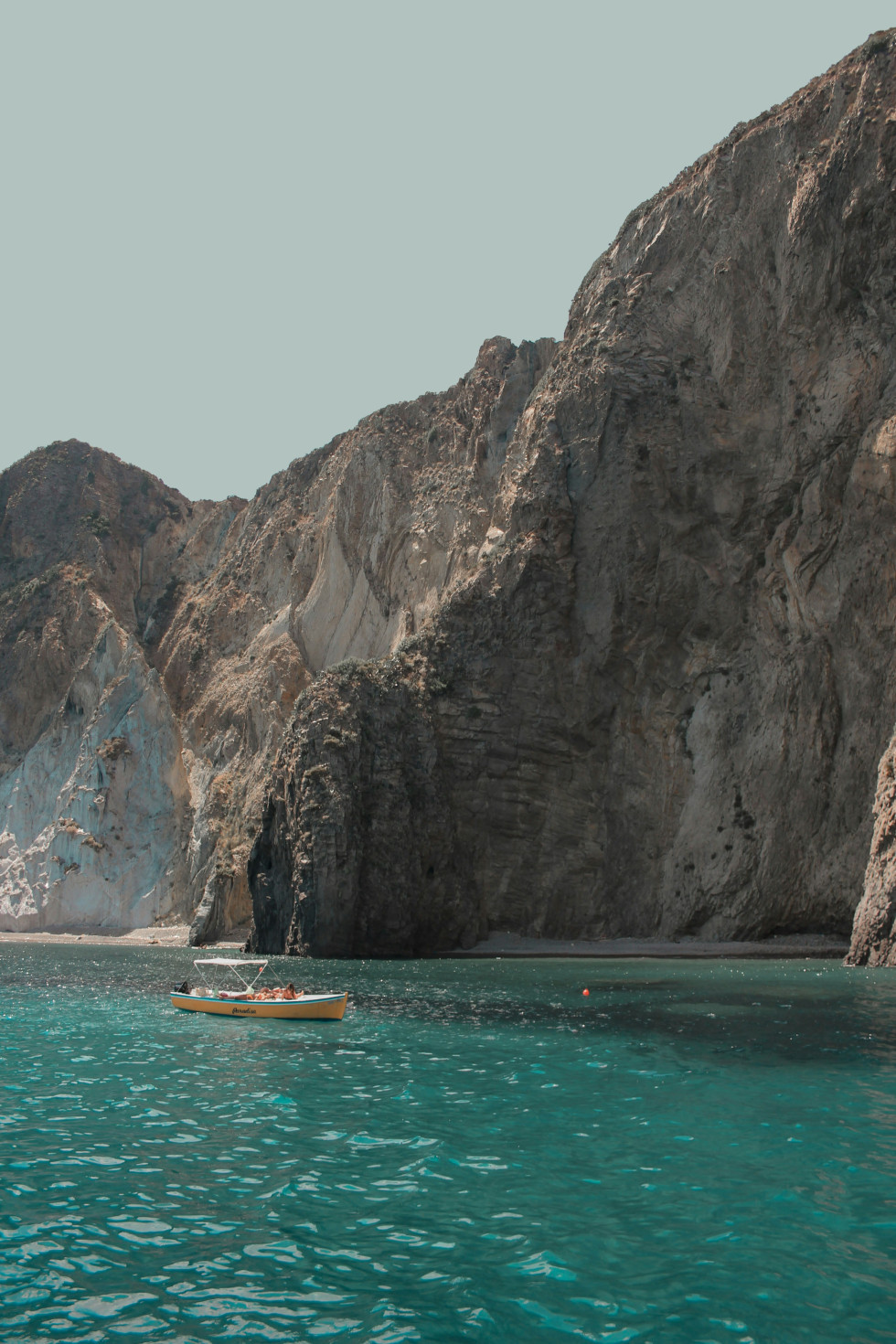 Vacker vy över Korsikas kustlinje med kristallklart vatten och dramatiska berg, en perfekt smekmånadsdestination i Frankrike.