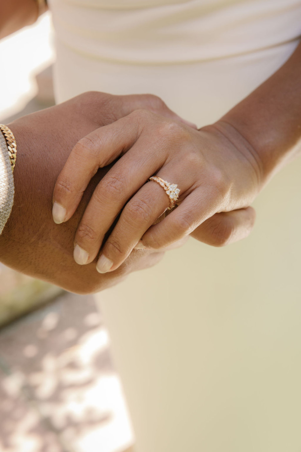 2 händer och en vigselring