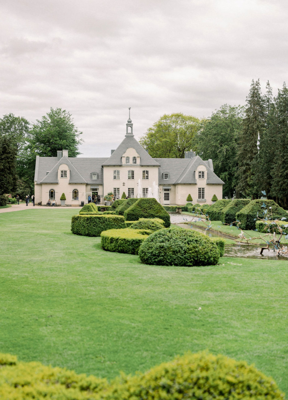 Vacker bröllopsmiljö i de blomstrande Norrvikens Trädgårdar, omgiven av grönska och vackra växter.