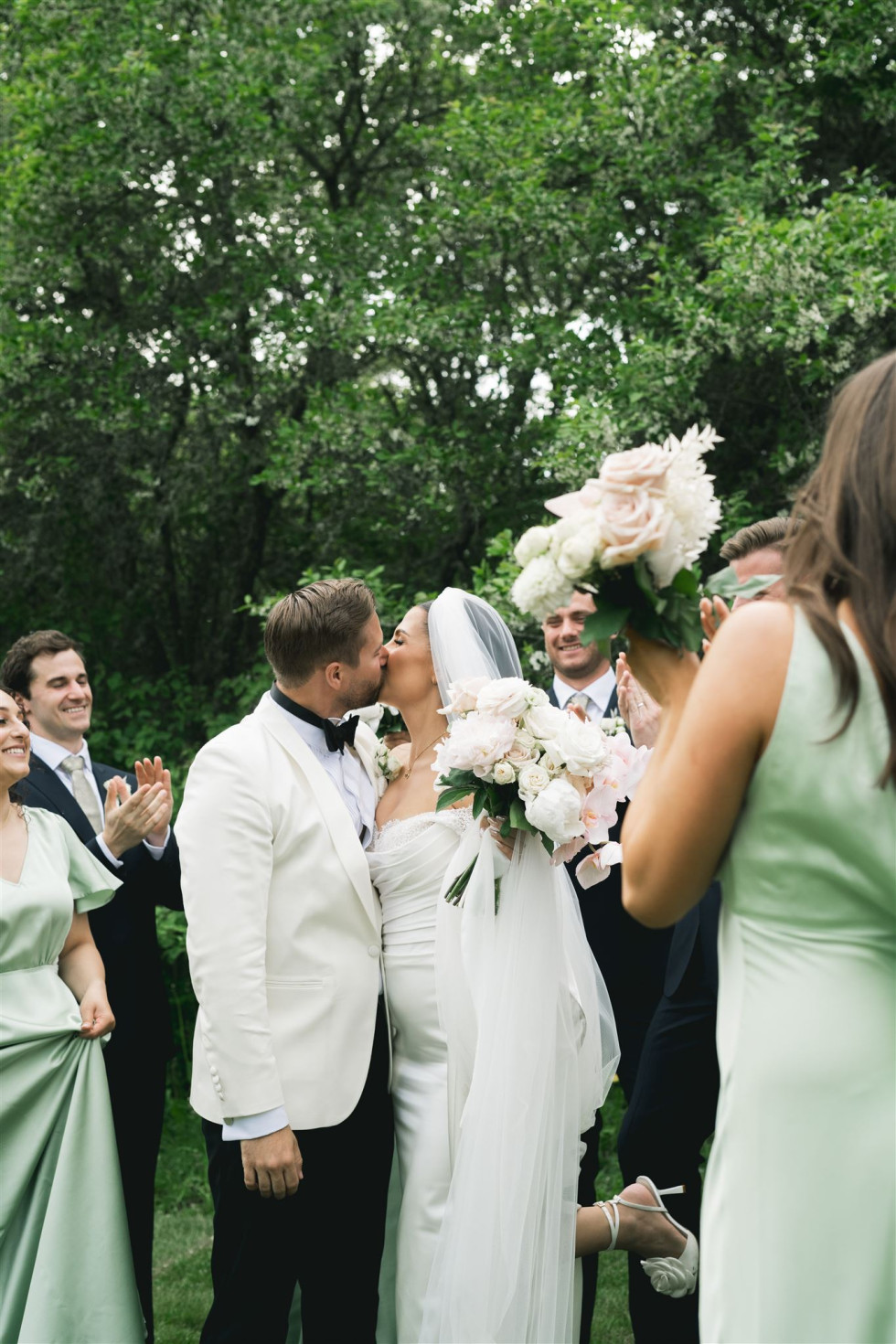 Meira Omar och Oskar Nordstrand bröllopskyss