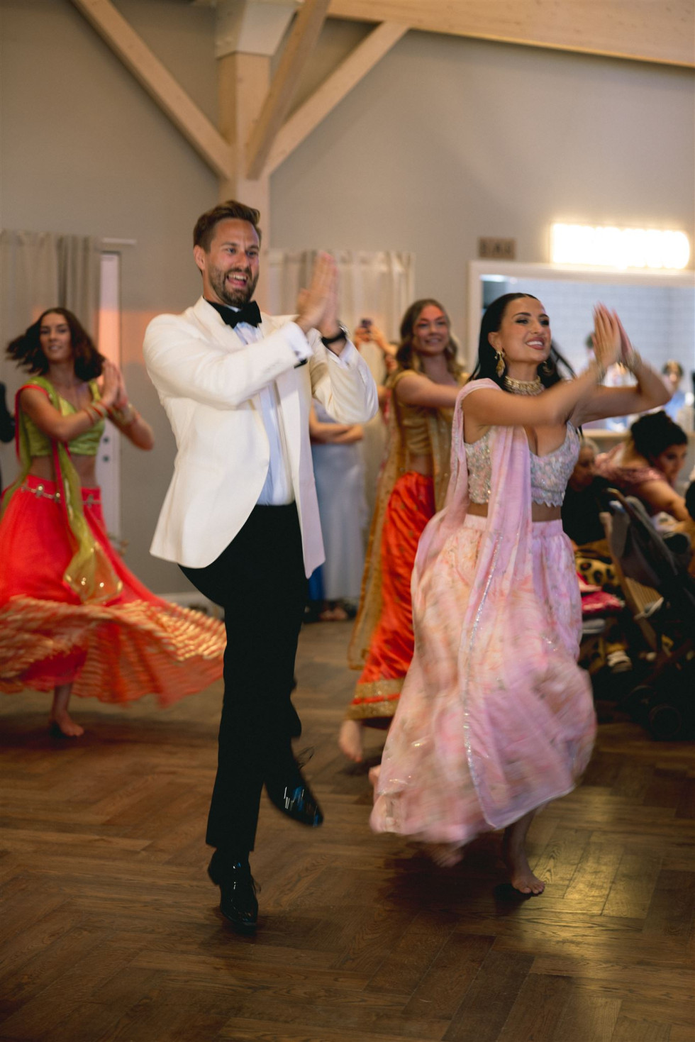 Meira Omar och Oskar Nordstrand dansar på sitt bröllop