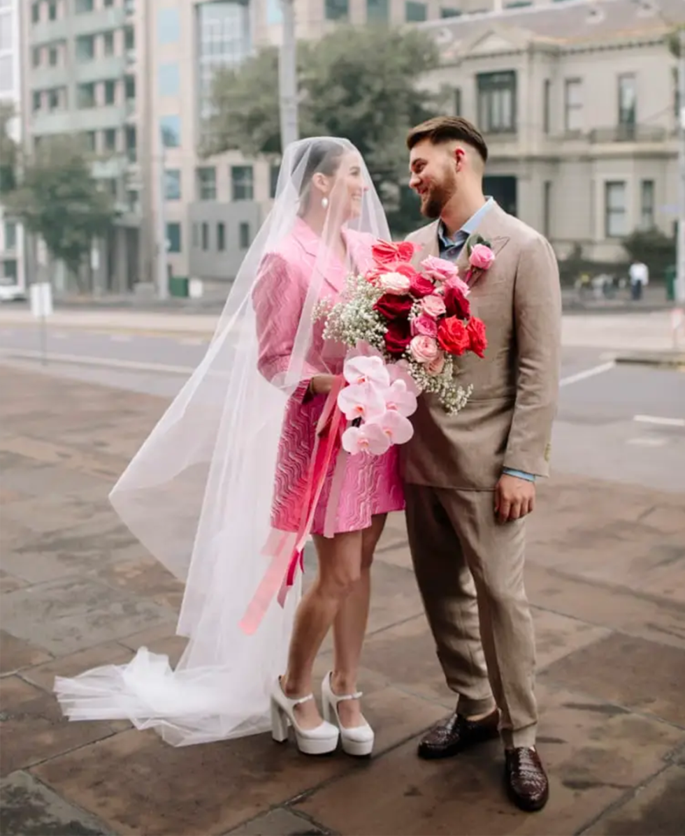 En färglad klänning med en brudslöja