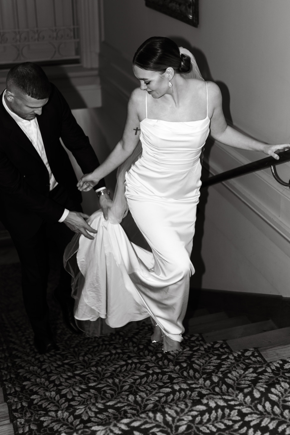 bröllopspar vid en trappa