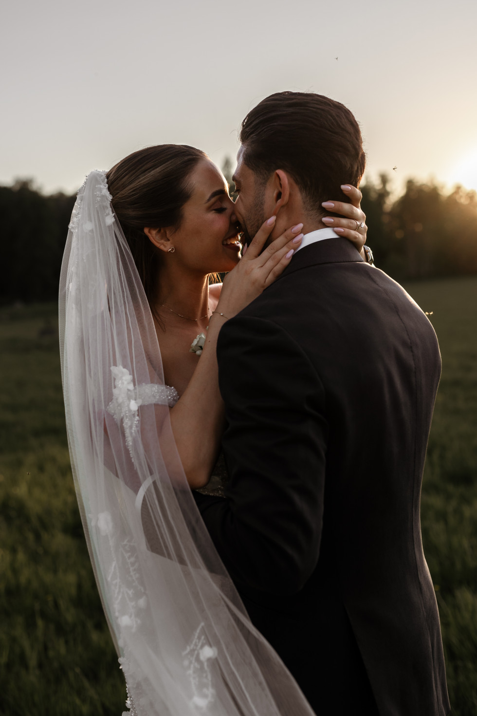 ett bröllopspar kysser varandra