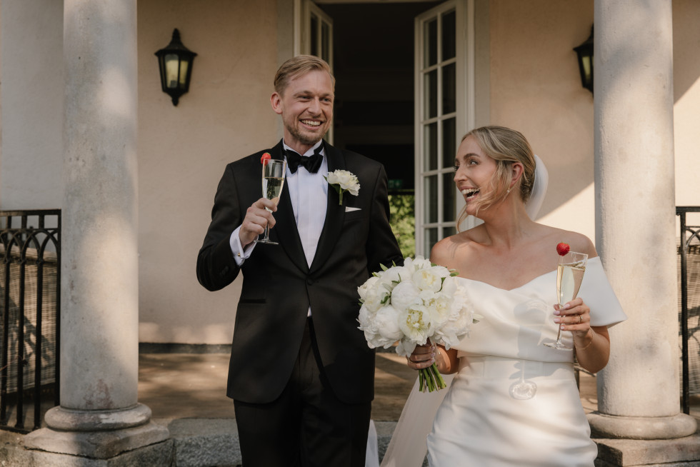 ett brudpar utbringar en skål