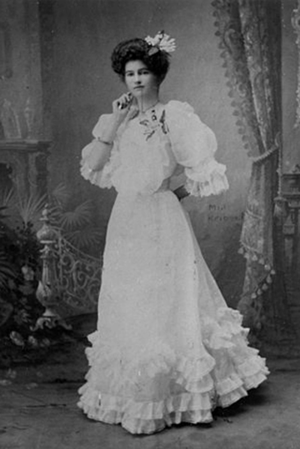 äldre bild på en kvinna i bröllopsklänning