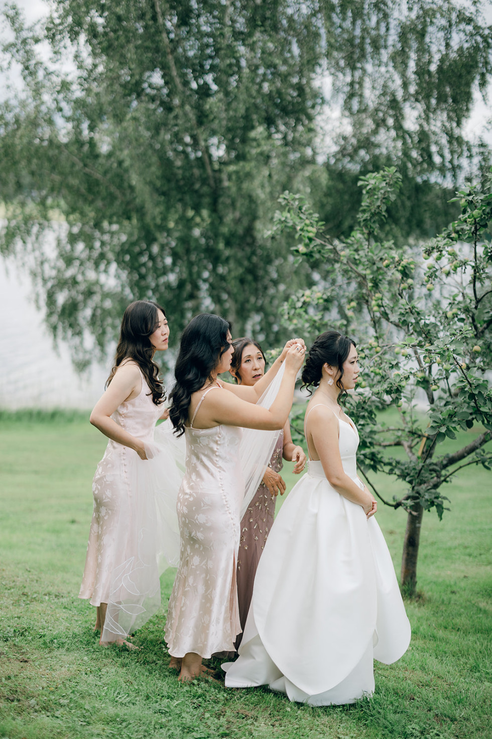 en brud med sina tärnor