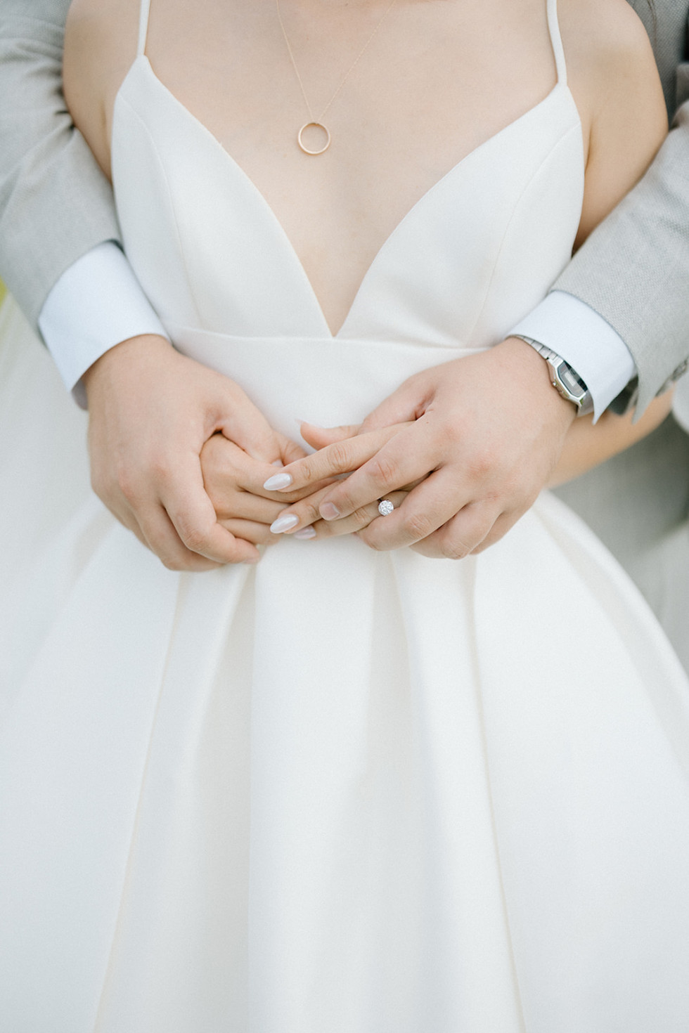 en vit brudklänning och händer