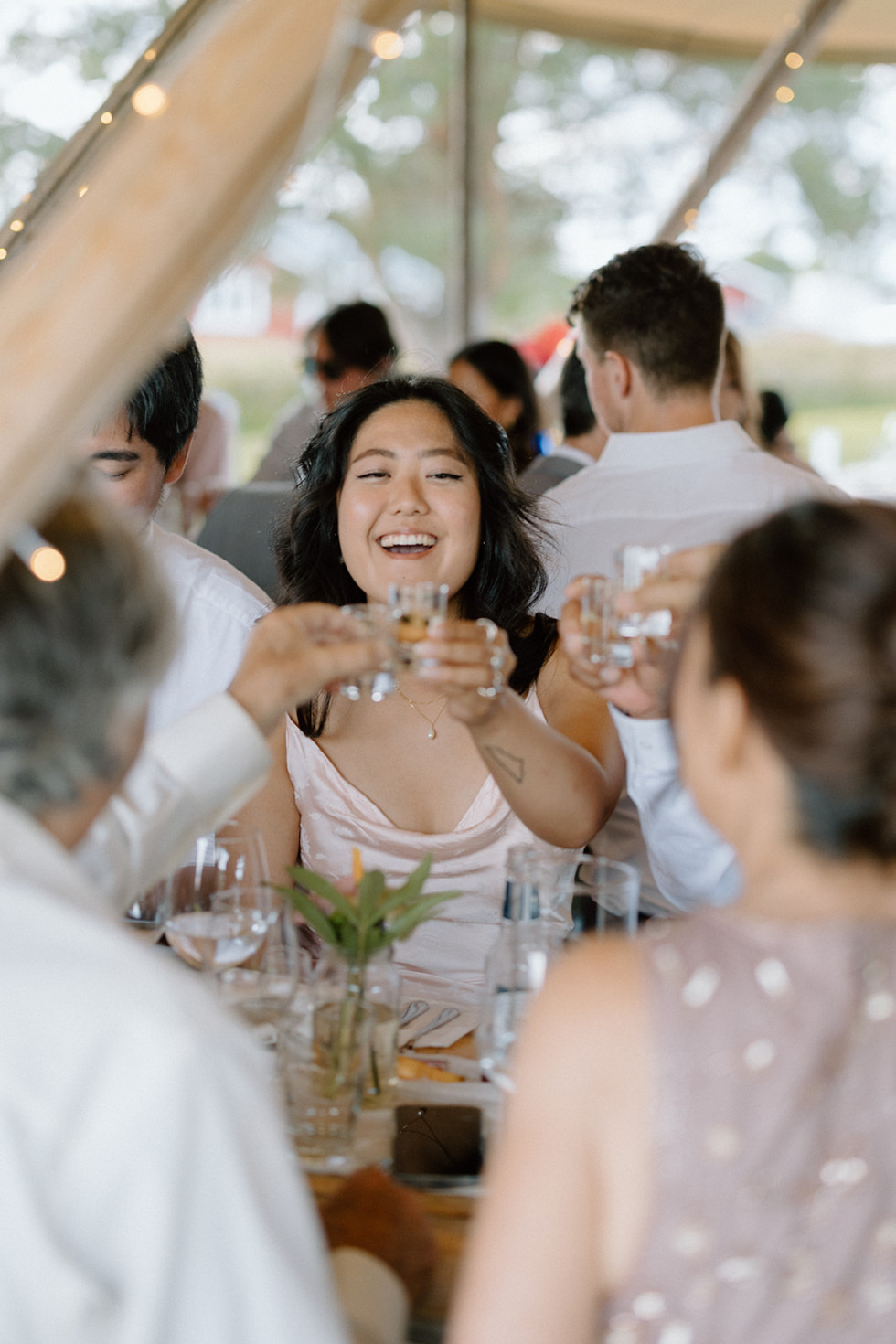 en skål på ett bröllop