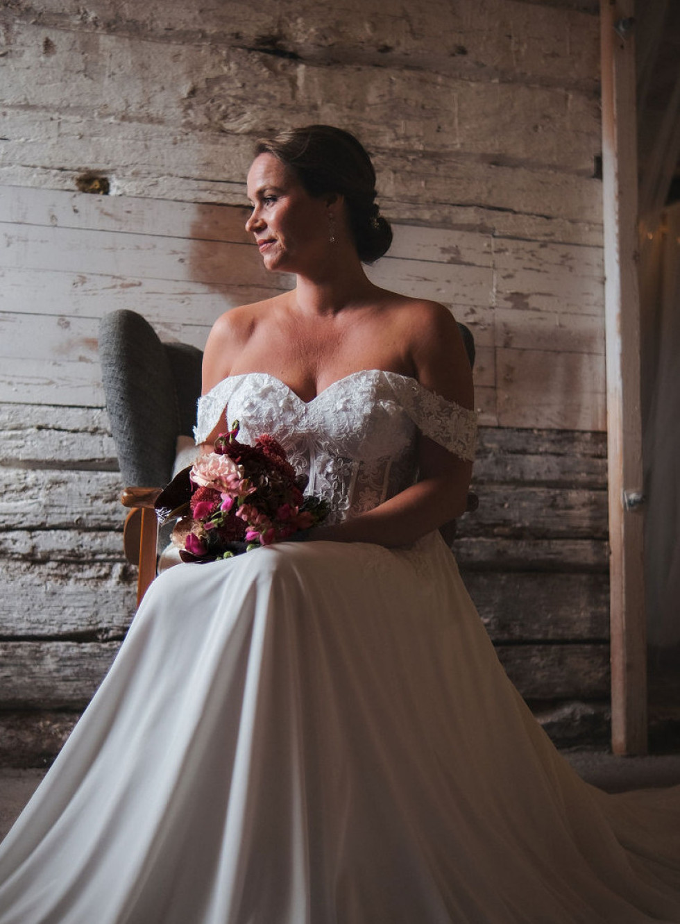 brud med en bröllopsklänning och en brudbukett