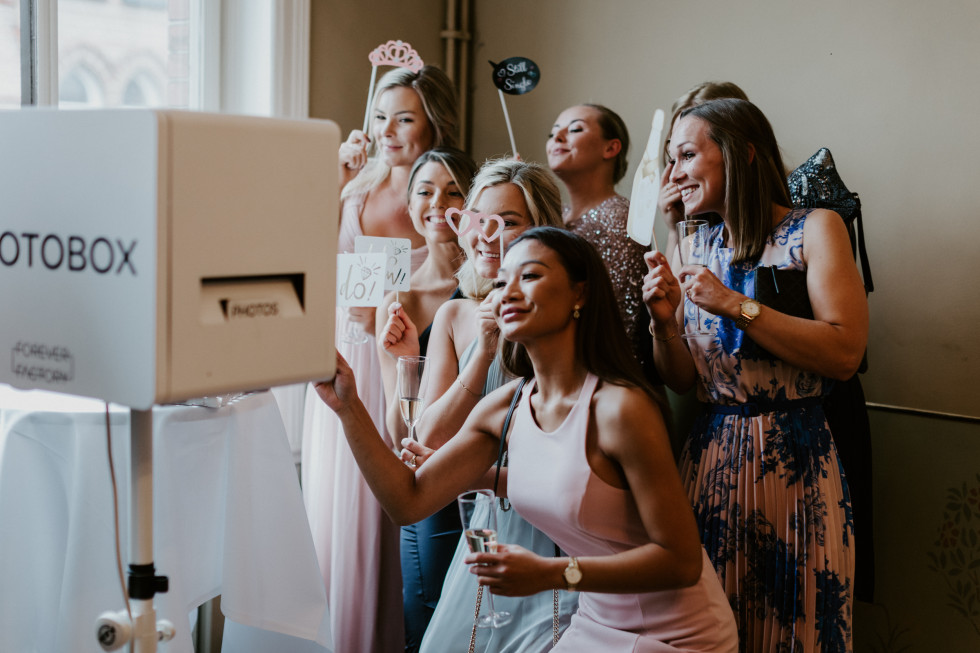 Bröllopsmiddag och fest med genomtänkt underhållning och stämning, planerad av bröllopskoordinator Eddie Love.