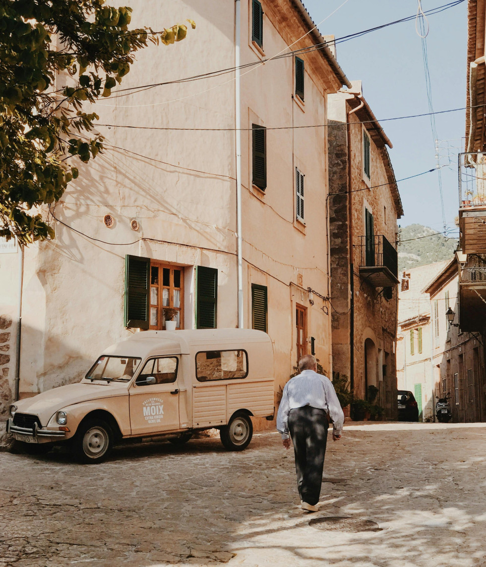 Ett soligt torg på Mallorca med historiska byggnader och medelhavskänsla – en plats där Eddie Love arrangerar bröllop från 2026.