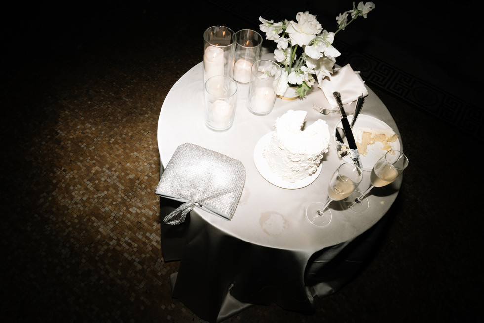 bord med glas och tårta