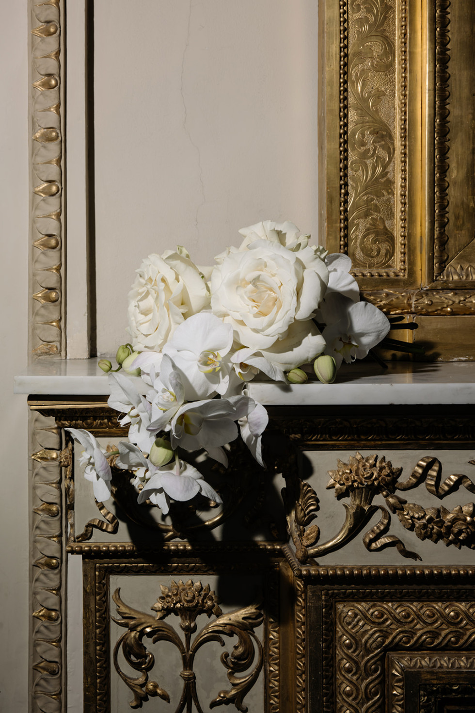 En friliggande bukett av bröllopsblommor, elegant arrangerad för den stora dagen.