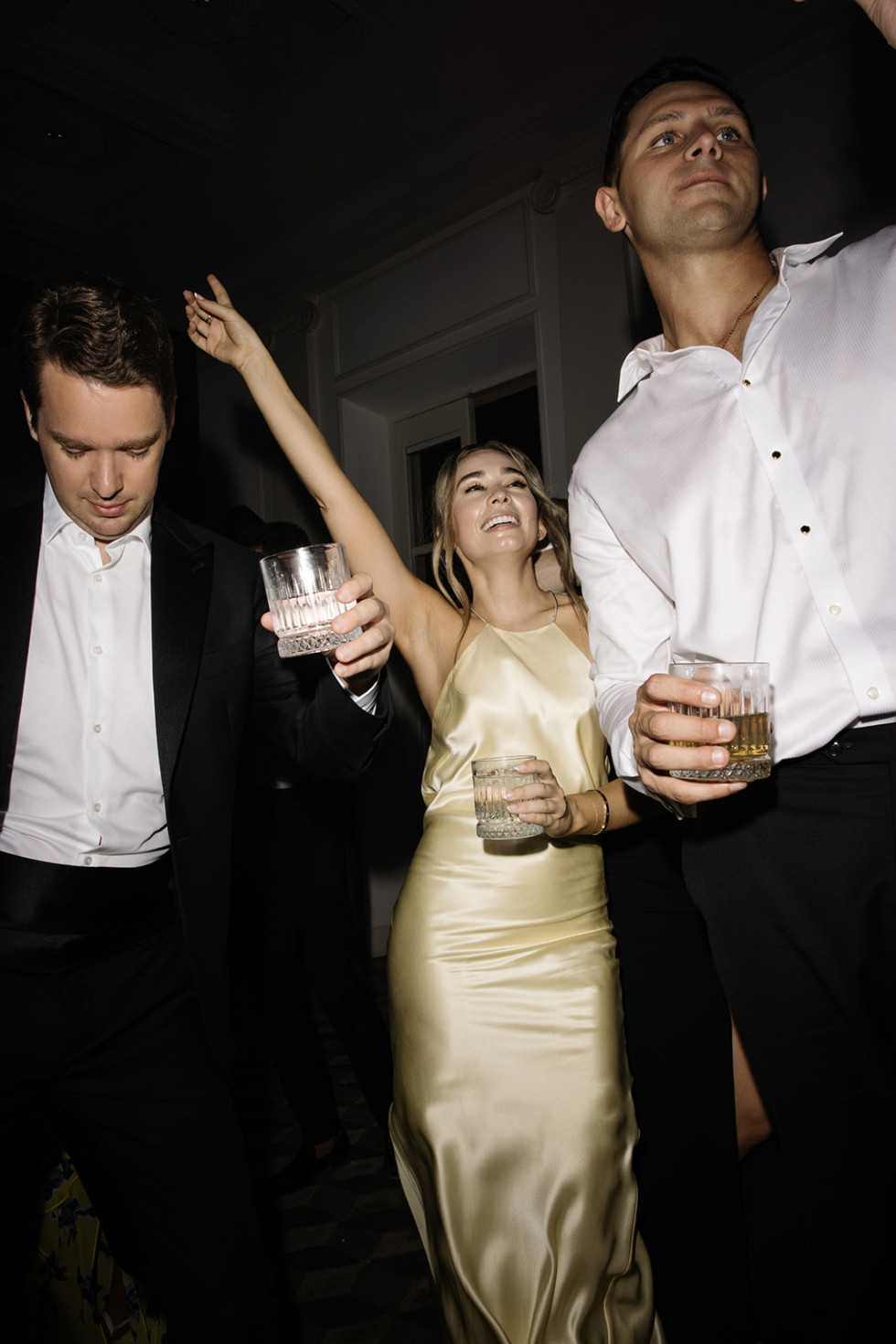 Par och vänner dansar glatt tillsammans på bröllopsfesten