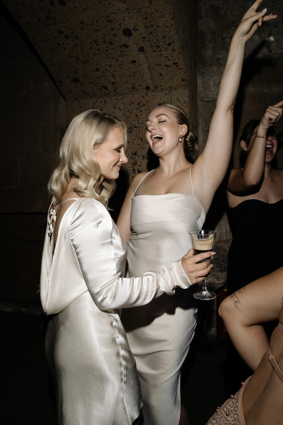 Tjejer skålar med bubbel under en möhippa