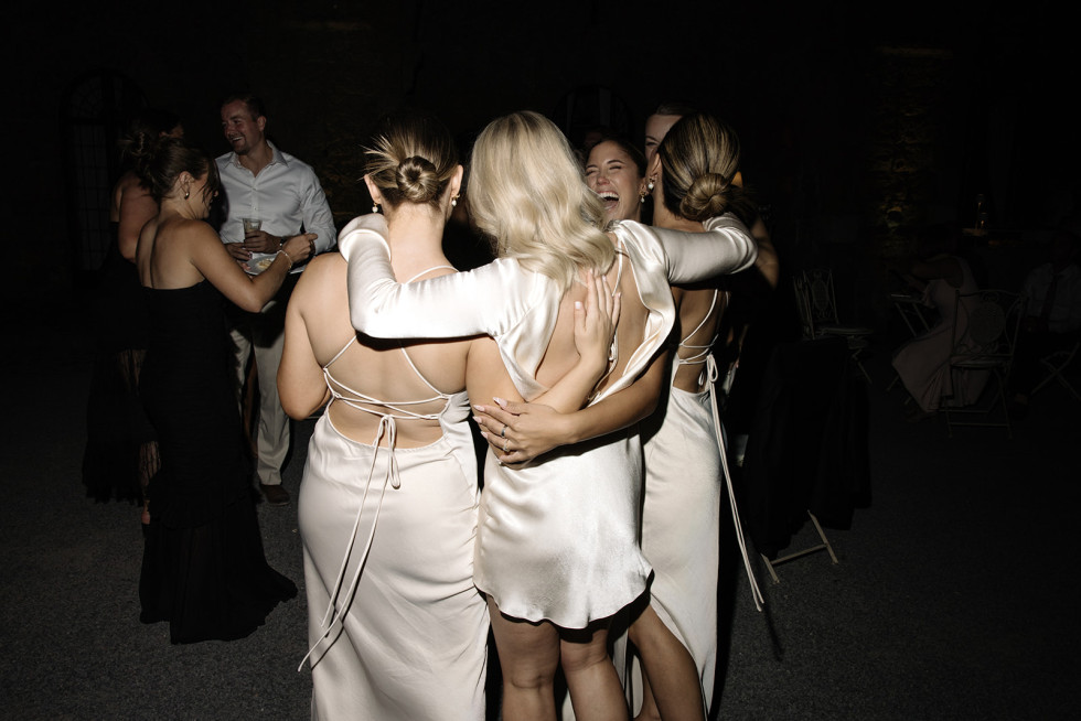 Ett gäng väninnor i matchande kläder poserar glatt inför kvällens festligheter