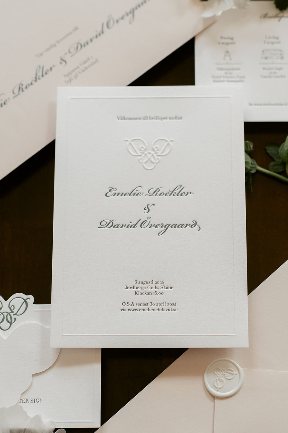 Minimalistiskt menykort med enkel typografi och neutrala färger, perfekt för en modern bröllopsdukning.