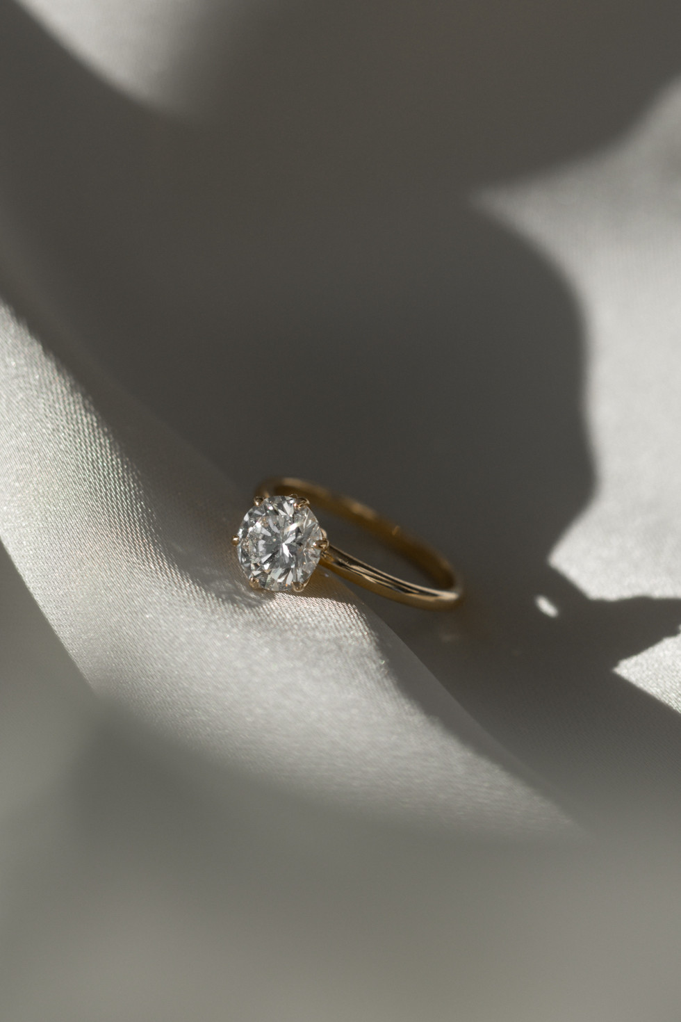 Lyxlös vigselring med briljantsten från Karaat Jewelry