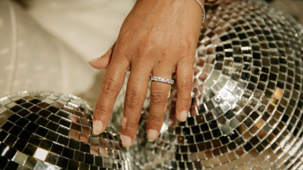 Vigselring och en discokula