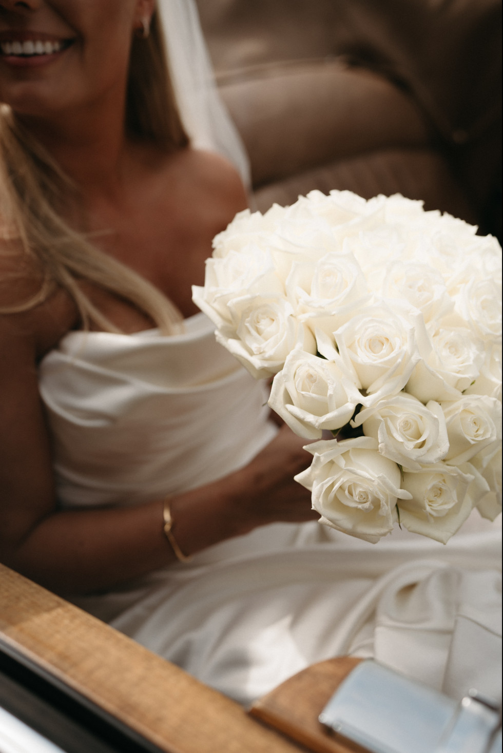 Brud håller i brudbukett