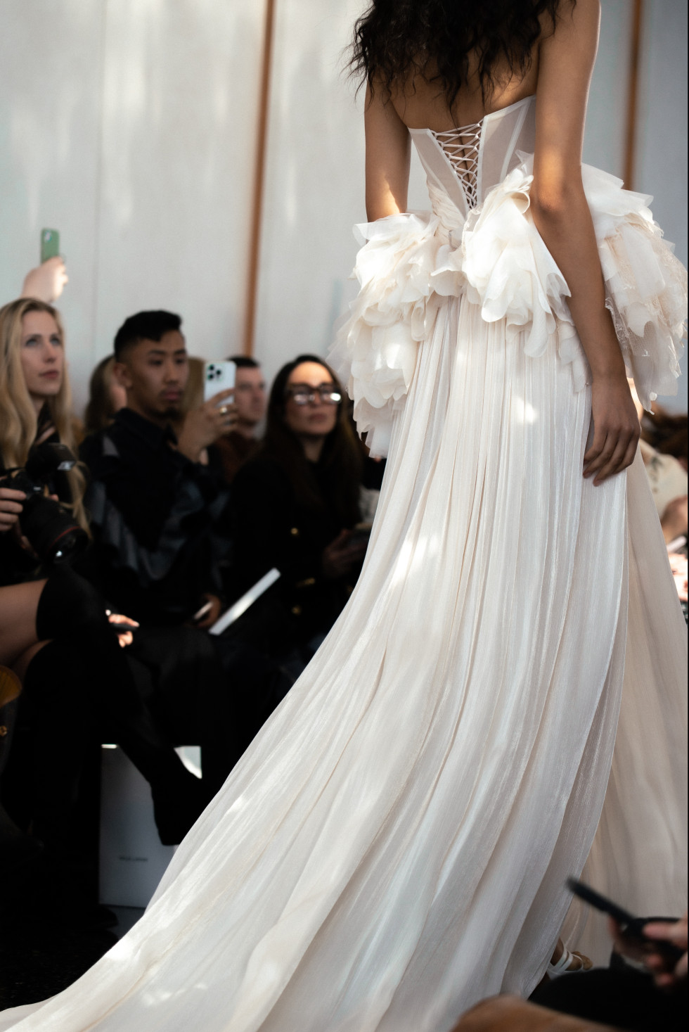 Sheer bröllopsklänning