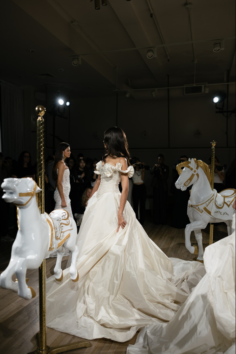 draperad bröllopsklänning