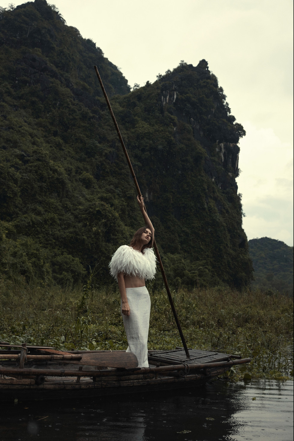 brudklänning med fjäderdetaljer fotograferad i tropisk miljö – KYHA Studios