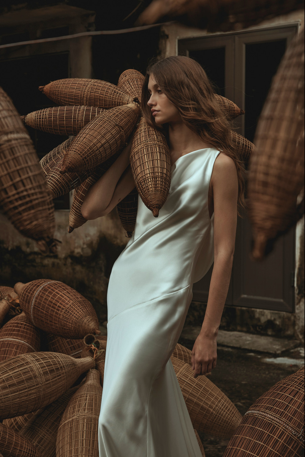 Romantisk och tidlös brudklänning från Waterlines-kollektionen