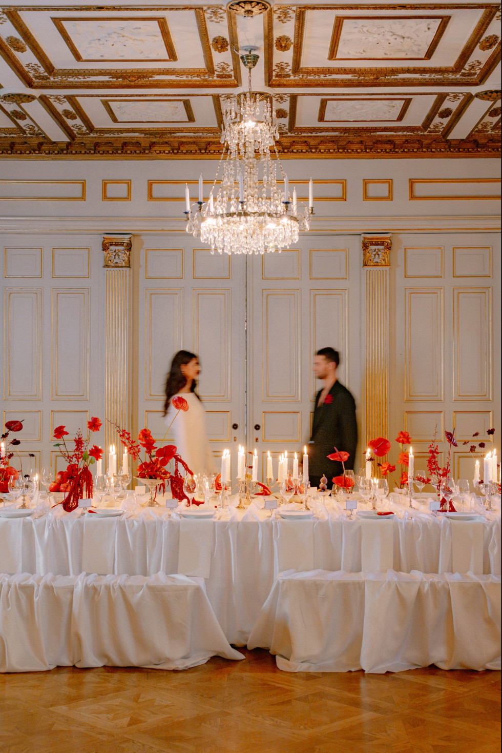 Elegant borddukning med ljus och texturer som speglar bröllopets tema Red Obsession