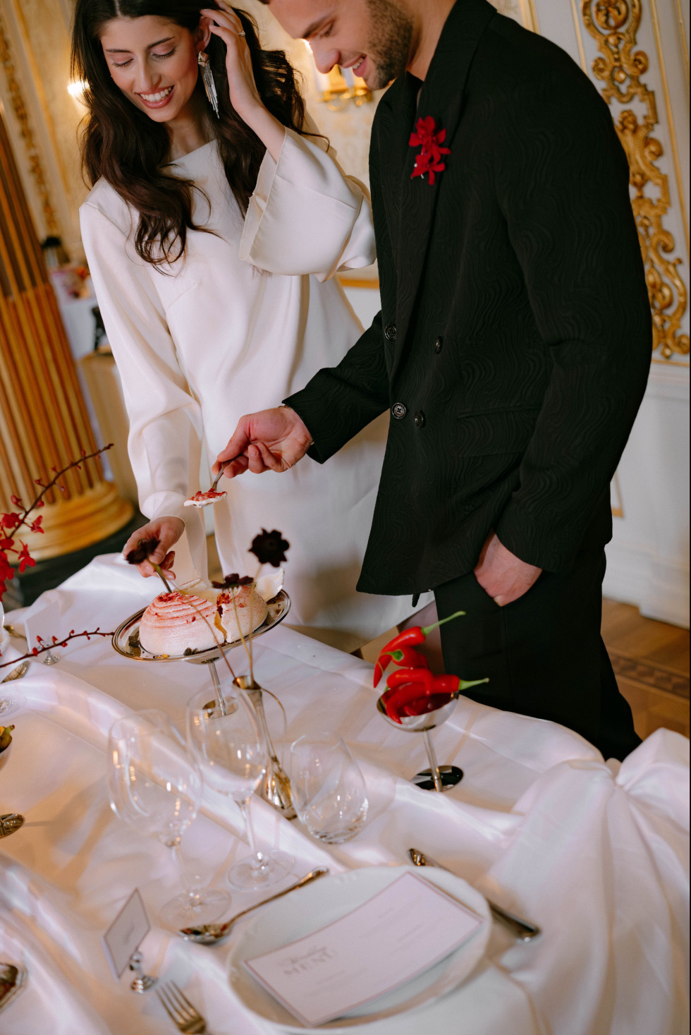 Elegant bröllopstårta i rött och vitt med detaljer som speglar Red Obsession-temat i Stockholm