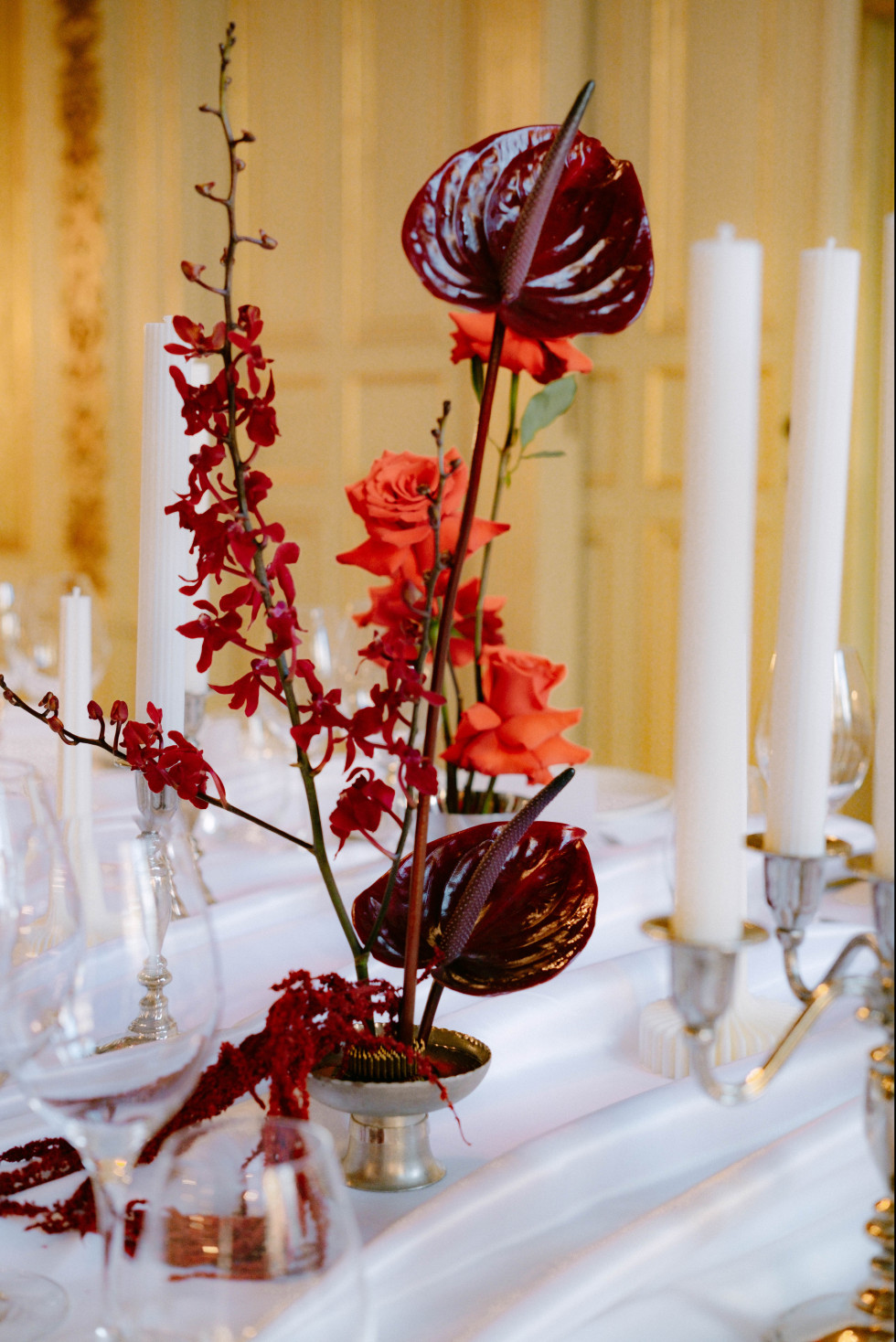 Red Obsession bröllop i Stockholm med röda nyanser och elegant blomdekoration
