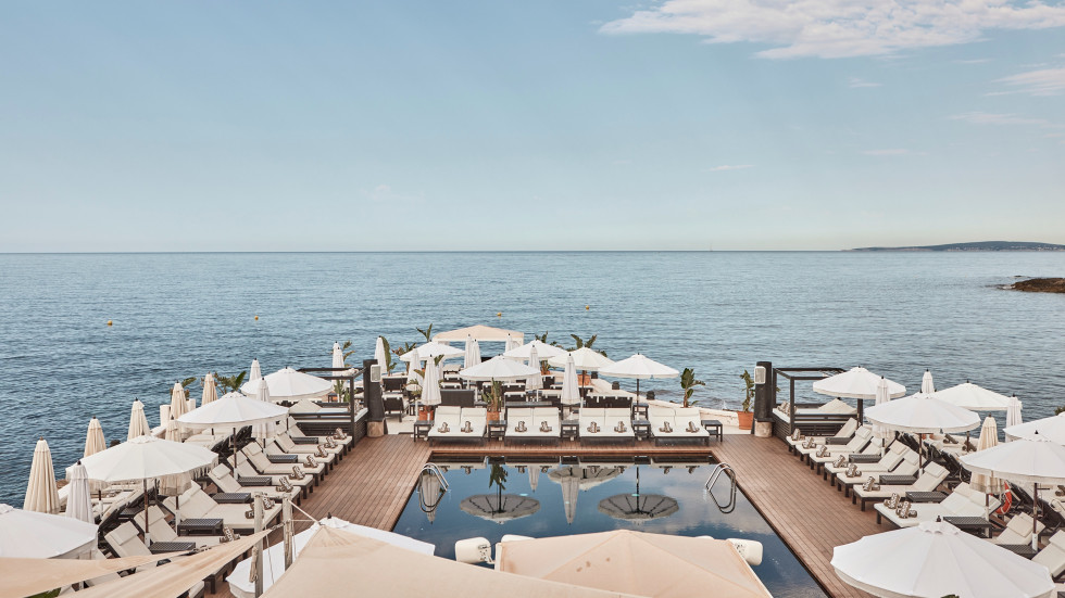 Purobeach Mallorca – strandklubb med utsikt över pool och hav, en havsoas för romantiska bröllopsceremonier