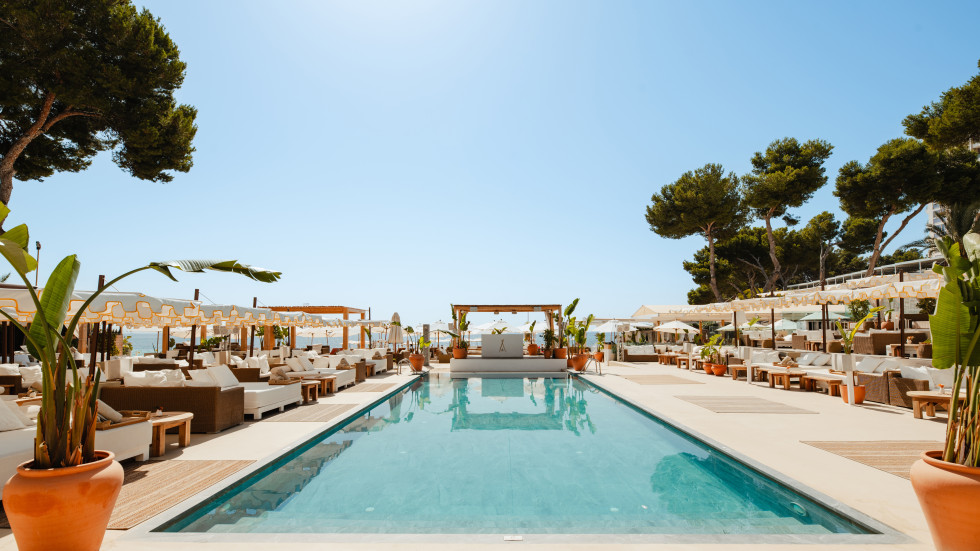 Nikki Beach Mallorca – poolområde vid stranden i stilfull strandklubbsmiljö