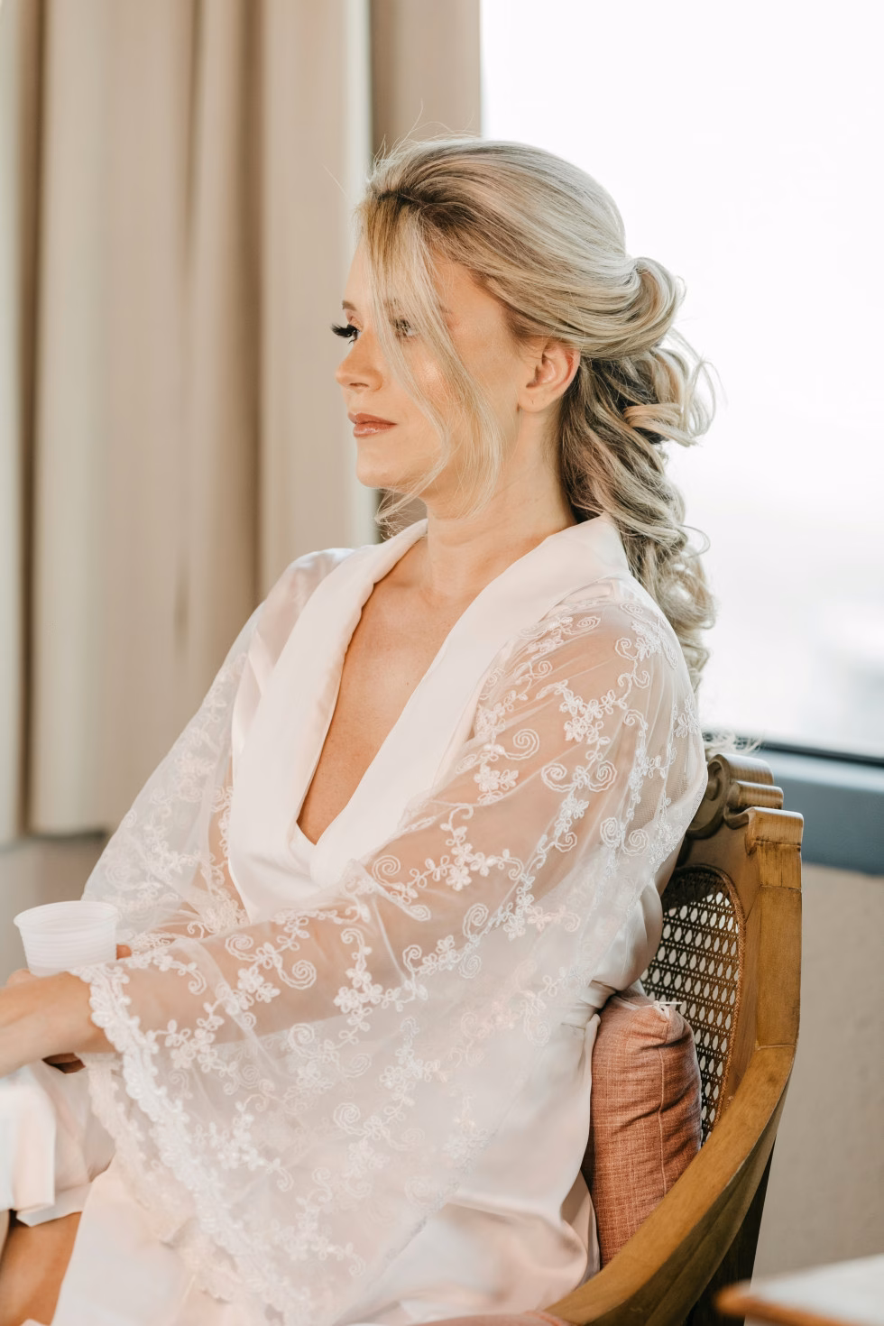 Elegant flätad bröllopsfrisyr med dekorativa detaljer – en tidlös och sofistikerad stil för bröllopsdagen.