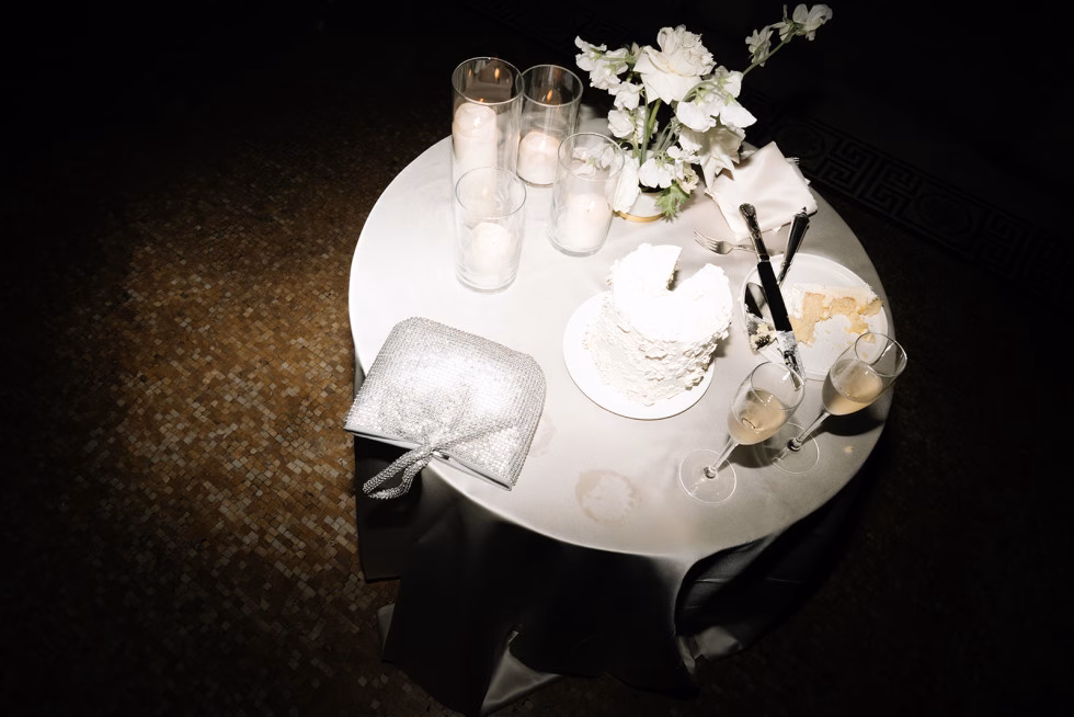 bord med glas och tårta