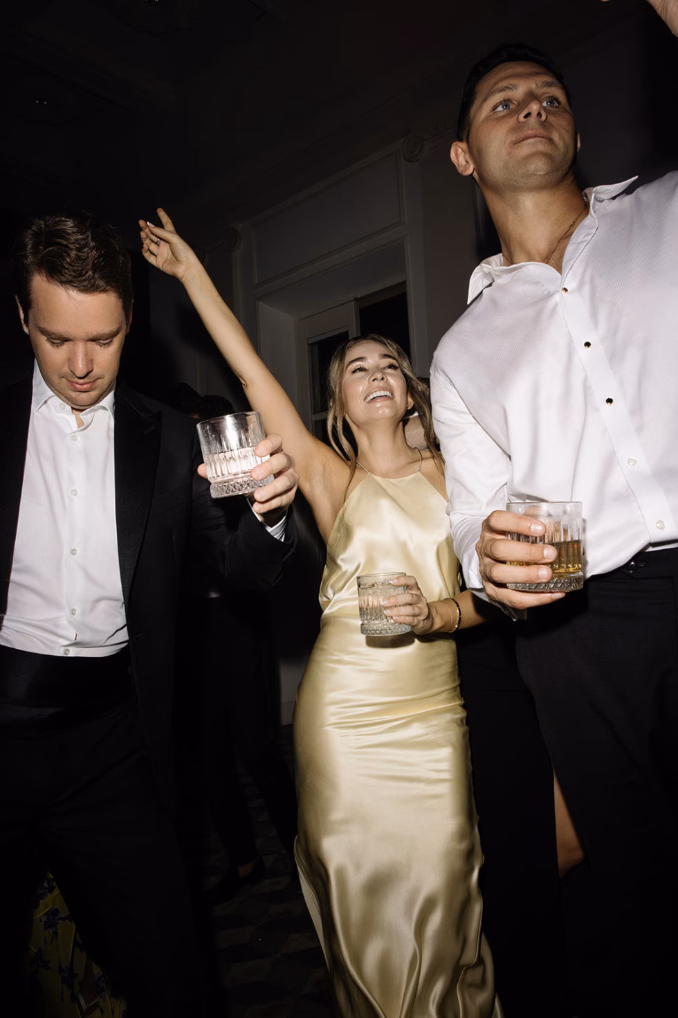 Par och vänner dansar glatt tillsammans på bröllopsfesten